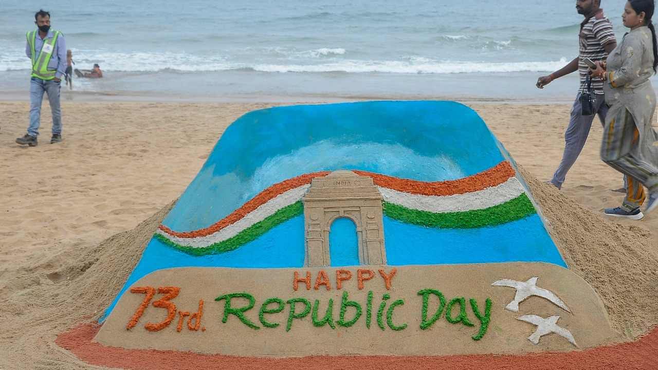 ବାଲୁକା କଳା ମାଧ୍ୟମରେ ଗଣତନ୍ତ୍ର ଦିବସର ଶୁଭେଚ୍ଛା