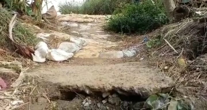 ସାଳନ୍ଦୀ ନଦୀକୁ ଧସିଲା ୧୦୦ ଫୁଟର ସୁରକ୍ଷା ବନ୍ଧ ,ଅଳ୍ପକେ ବର୍ତ୍ତିଲେ ୬ ପରିବାର