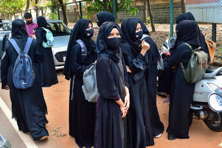 Hijab_clad_students_of_Udupi_college