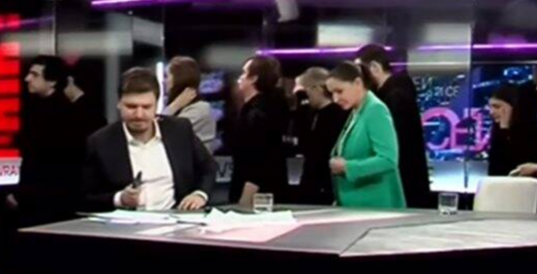 all-staff-of-russian-tv-channel-gave-resignation-in-live-show