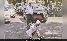 police-stopped-vehicles-to-make-divyang-cross-the-road