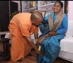 ପାଦ ଛୁଇଁଲେ, ମୁଣ୍ଡ ଉପରେ ହାତ ରଖି ଆଶୀର୍ବାଦ ଦେଲେ ଜନ୍ମଦାତ୍ରୀ ମା’:ଯୋଗୀ